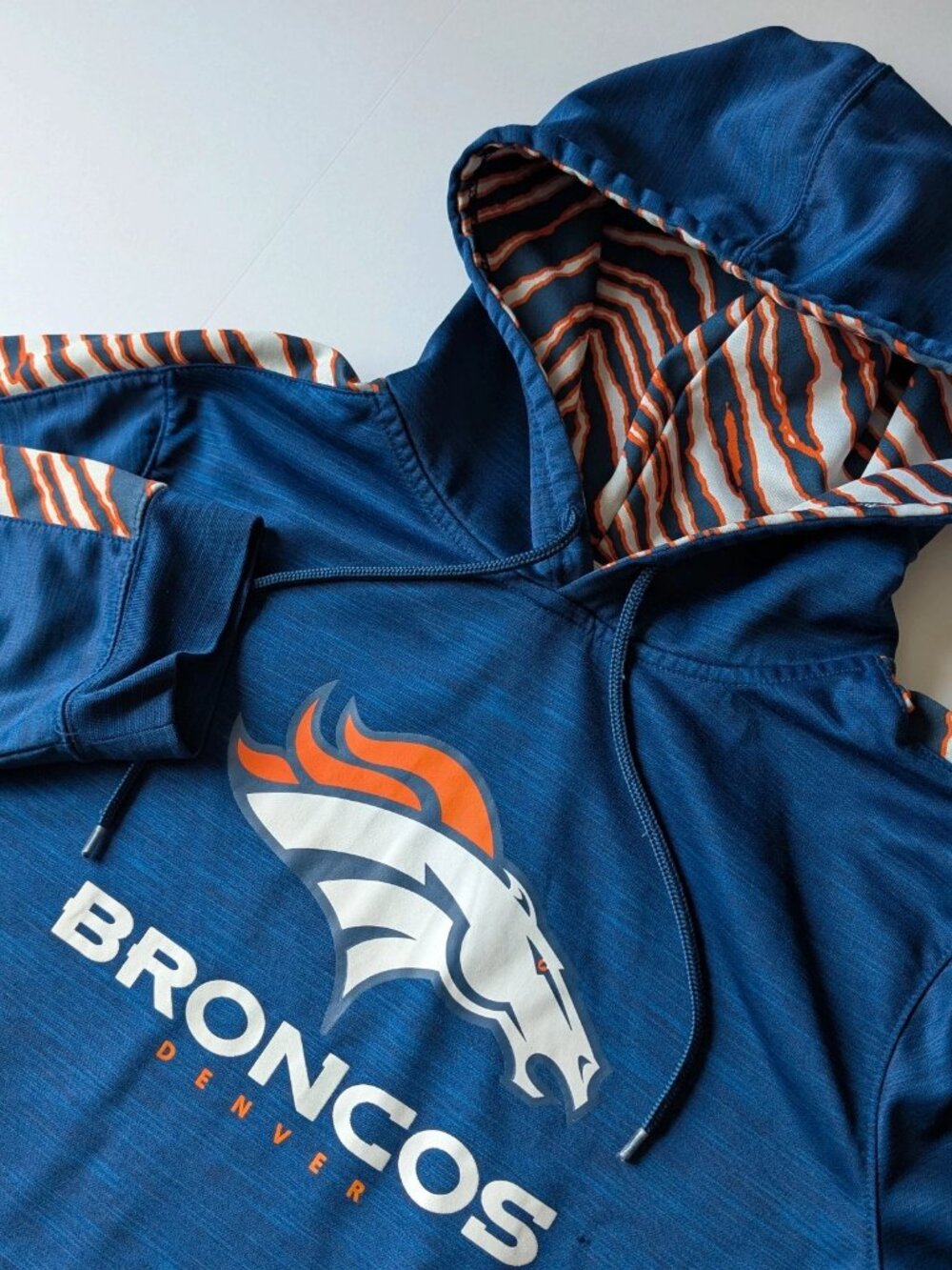 NFL Team Apparel Denver Broncos Tiger Stripe Accent Hoodie – Men's Large